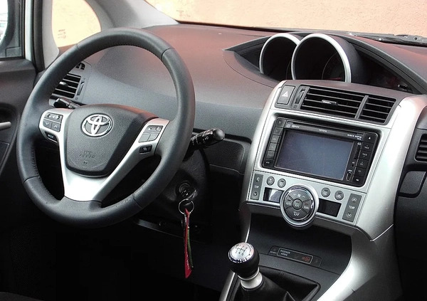 Toyota Verso cena 28900 przebieg: 235000, rok produkcji 2011 z Karczew małe 436